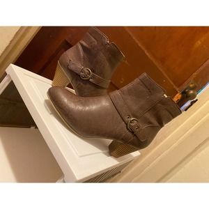 Sz 9 woman’s boots